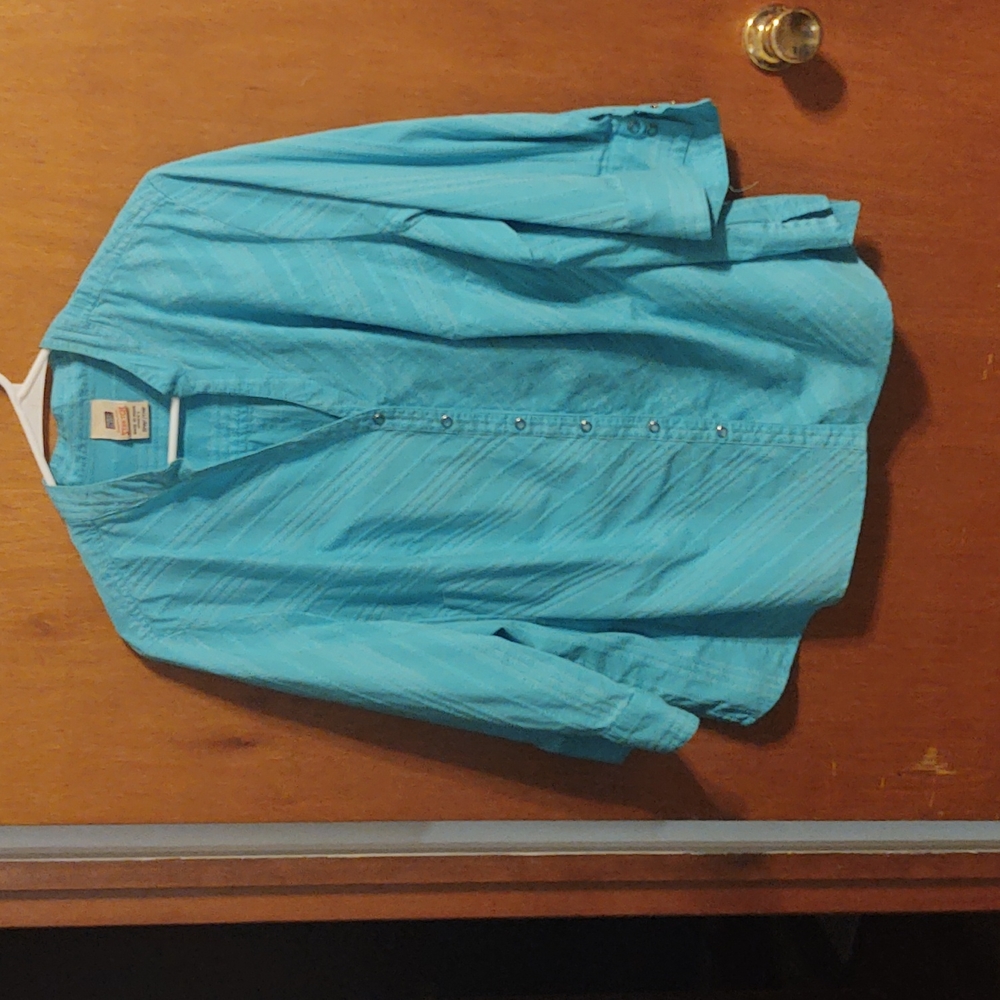 Blue 3/4 sleeves with snaps.
